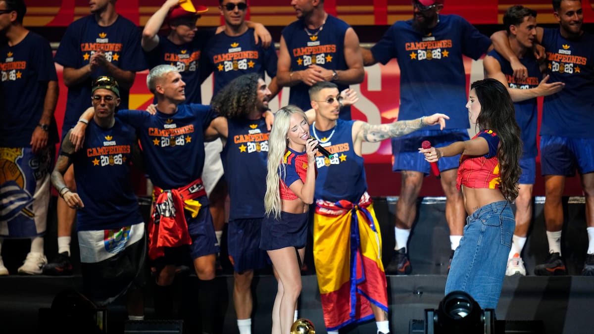 Qué números llevaban en la camiseta de España Ana Mena y Lola Índigo durante la celebración en Cibeles y por qué: ¿Guiño a Ferrán Torres?