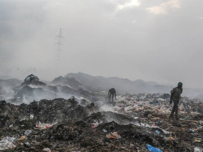 Vertedero de residuos textiles en Kenia.
