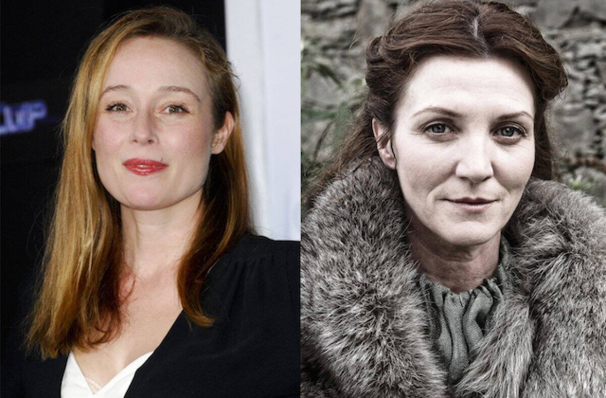 Jennifer Ehle, de la serie 'The Blacklist', interpretó a Caetelyn Turner en el episodio piloto.  Pero su maternidad le impidió continuar. En su lugar, Michelle Fairley fue elegida.