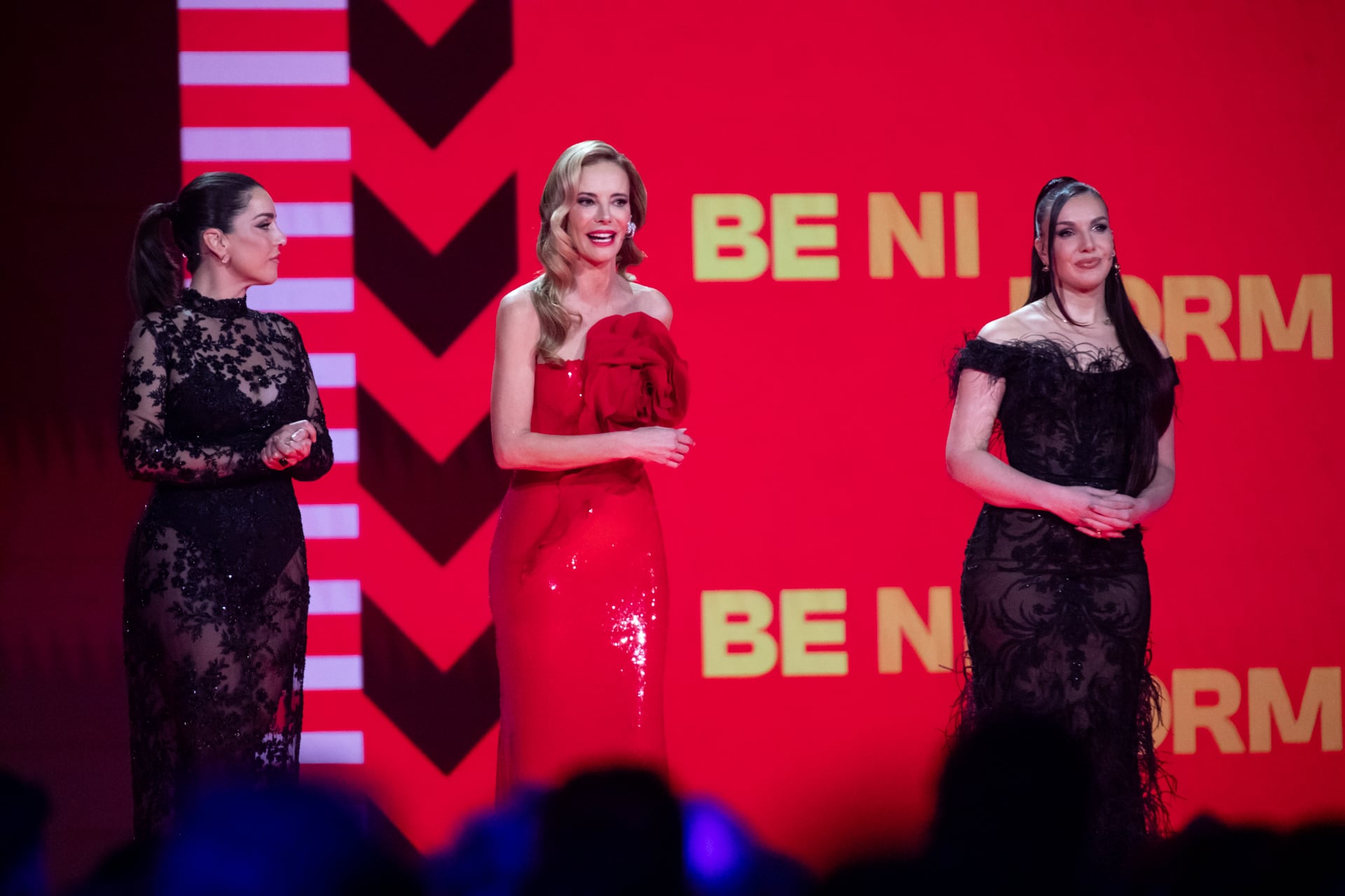 Ruth Lorenzo, Paula Vázquez e Inés Hernánd en la primera semifinal del Benidorm Fest 2025.