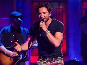 Manuel Carrasco presenta ‘Tengo el poder’ en directo en ‘La Revuelta’ tras mostrar su indignación con David Broncano por su plantón