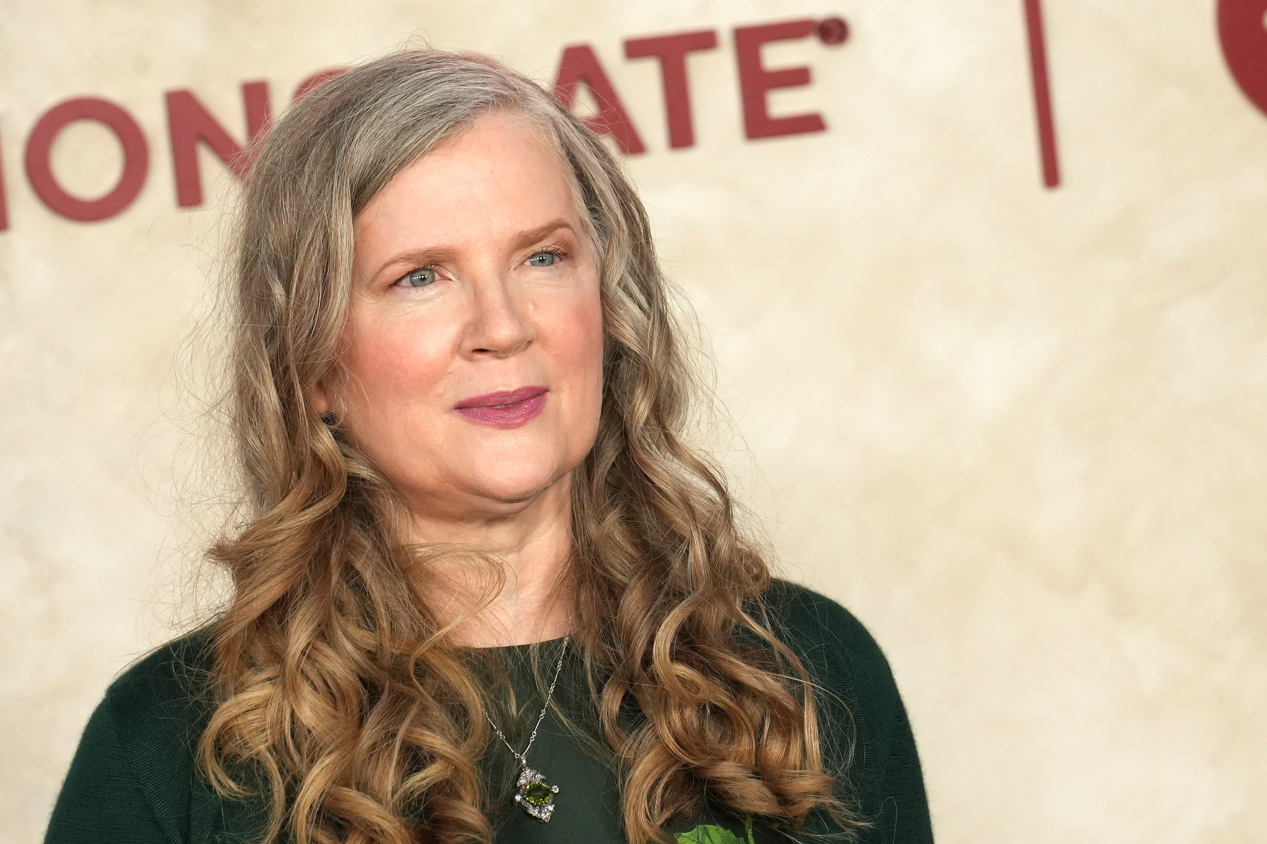 Suzanne Collins, autora de la saga &#039;Los Juegos del Hambre&#039;, en la premiere de  &#039;Los Juegos del Hambre: Balada de Pájaros Cantores y Serpientes&#039; en Los Angeles. / JC Olivera/GA/The Hollywood Reporter via Getty