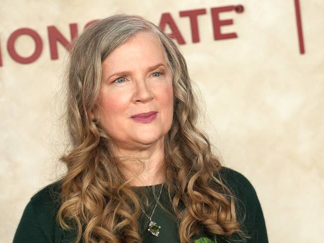 Suzanne Collins, autora de la saga 'Los Juegos del Hambre', en la premiere de 'Los Juegos del Hambre: Balada de Pájaros Cantores y Serpientes' en Los Angeles. / JC Olivera/GA/The Hollywood Reporter via Getty