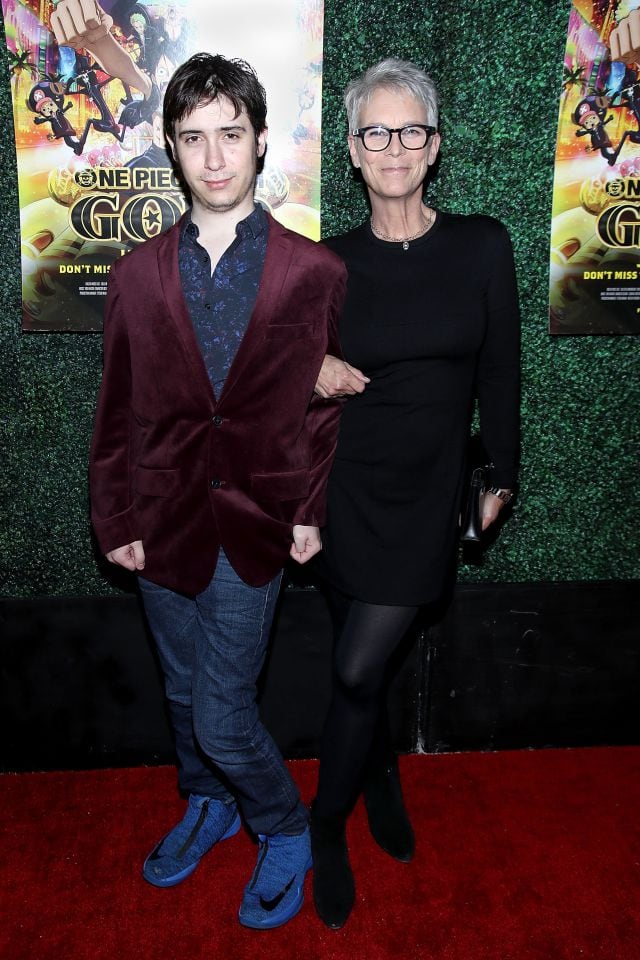 Jamie Lee Curtis (d) y su hijo Thomas Guest (i) durante una presentación de la película de &#039;One Piece&#039; en enero de 2017