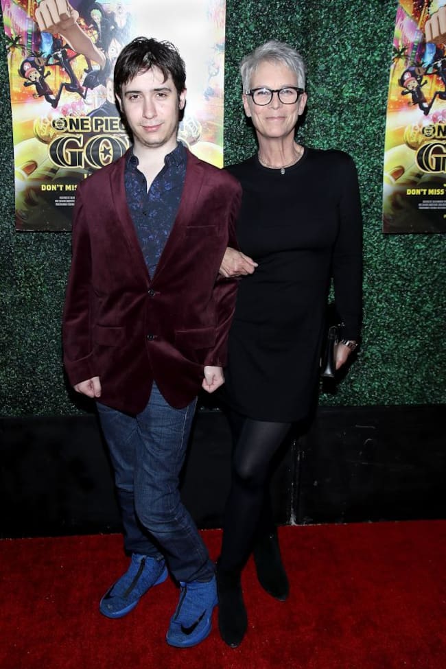 Jamie Lee Curtis (d) y su hijo Thomas Guest (i) durante una presentación de la película de 'One Piece' en enero de 2017