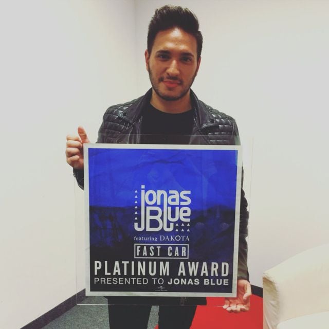 El productor Jonas Blue, tan contento con su disco de platino.