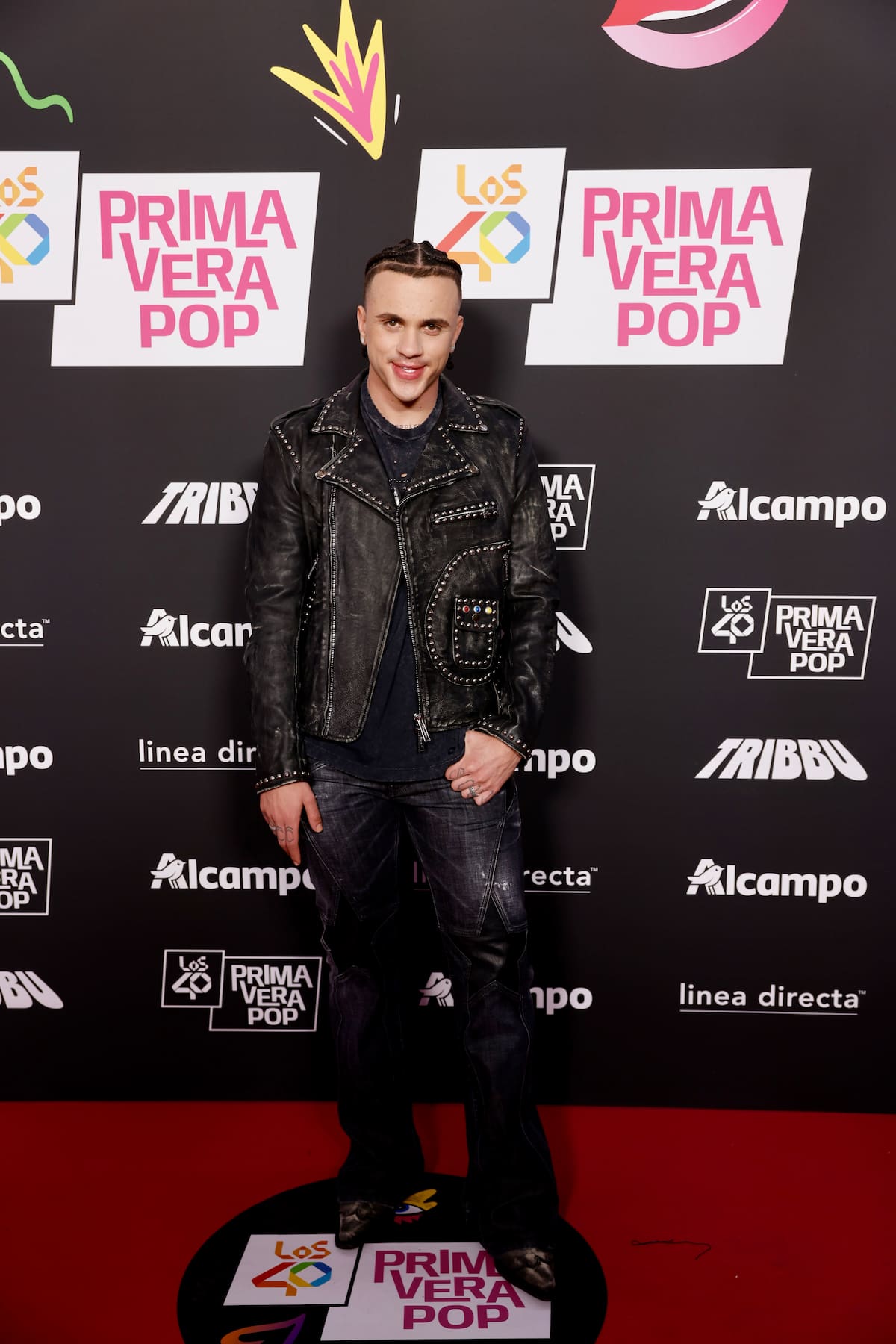 El artista italiano Samurai Jay está aprovechando su parada en España. El cantante luce un look muy rock star con esta chupa de cuero oscura.