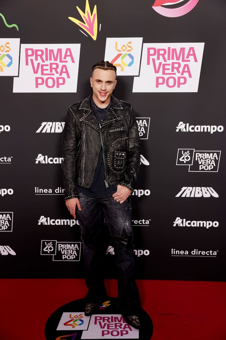 El artista italiano Samurai Jay está aprovechando su parada en España. El cantante luce un look muy rock star con esta chupa de cuero oscura.