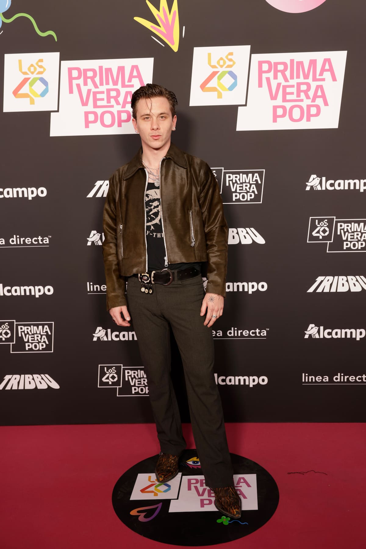 Llega el calor, pero Walls no deja la chupa en el armario. El artista murciano sabe que para ser rockero hay que sufrir un poco.