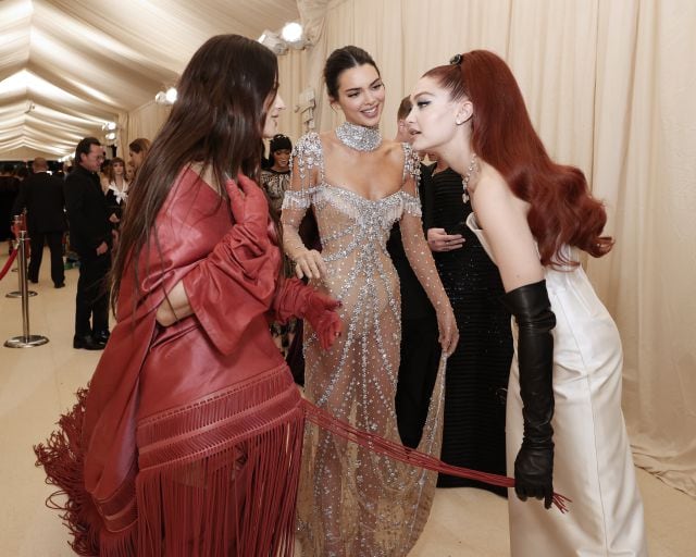 Rosalía, Kendall Jenner y Gigi Hadid compartieron una agradable velada en la MET Gala.