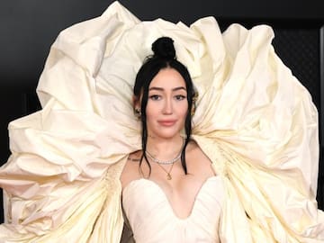 NOAH CYRUS ANUNCIA LA FECHA DE SU PRIMER ÁLBUM MIENTRAS ESTRENA LA CANCIÓN ‘I BURNED LA DOWN’