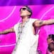 Rauw Alejandro nos lleva a los 80 en ‘Dime Quién????’ y confirma la fecha de estreno de ‘Saturno’