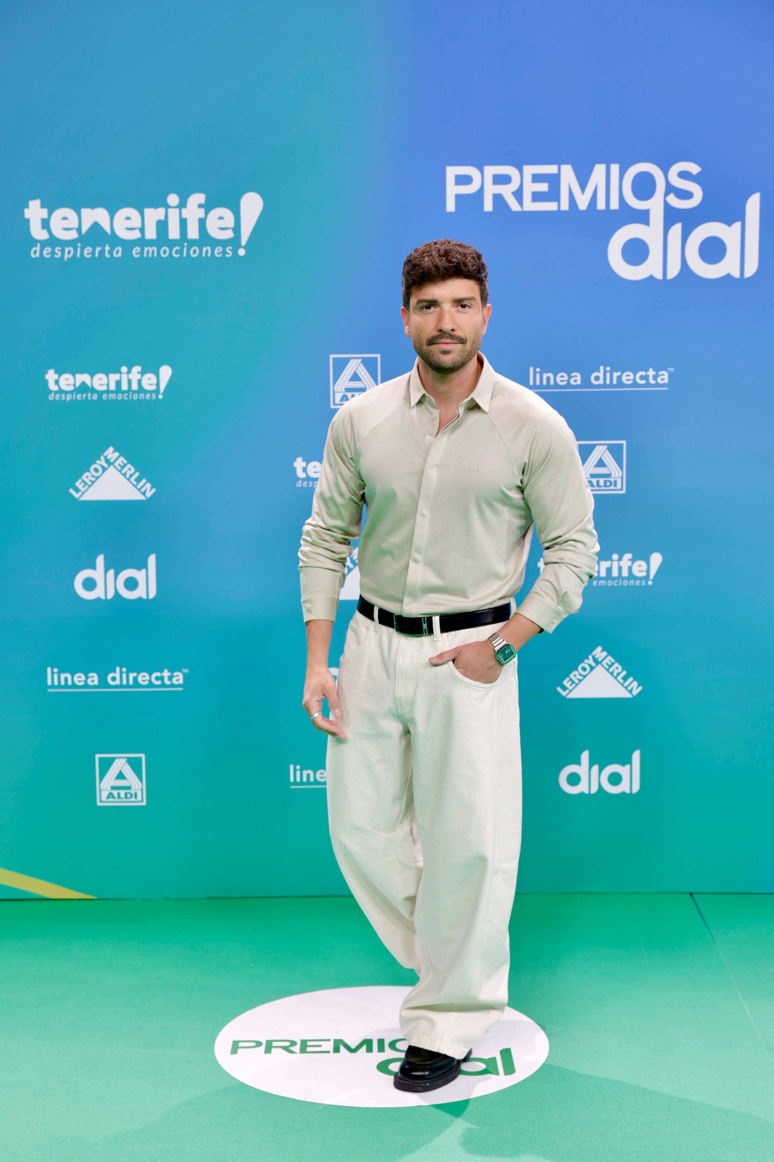 El malagueño ha hecho un parón en su gira por Latinoamérica para pasarse por Tenerife. No quería perderse esta fiesta a la que acudía de blanco con pantalones anchos y camisa marcando músculos. Eso sí, en seguida le toca volver al otro lado del charco.