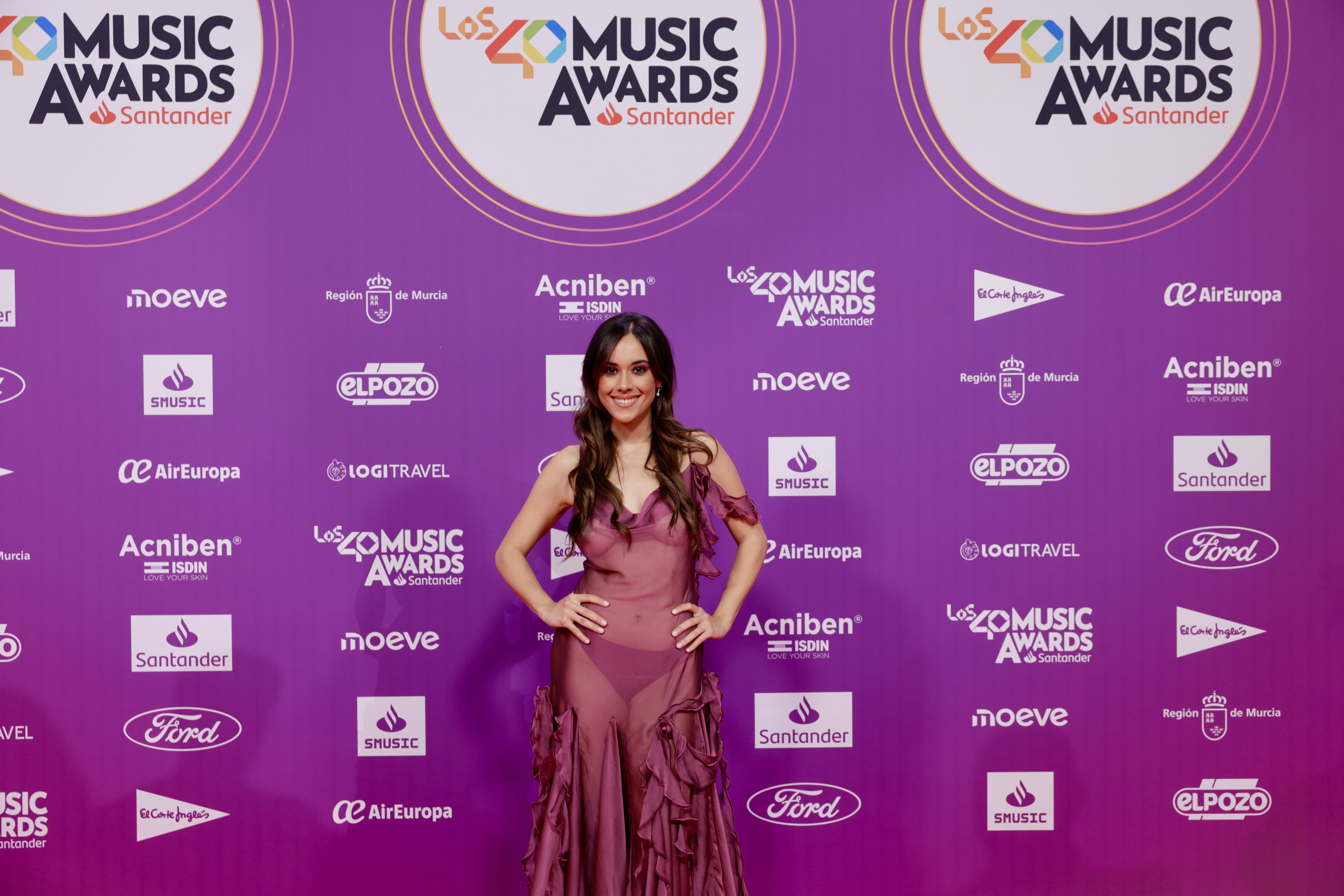 Los mejores vestidos y sorpresas de la alfombra roja de LOS40 Music Awards Santander 2025, en fotos