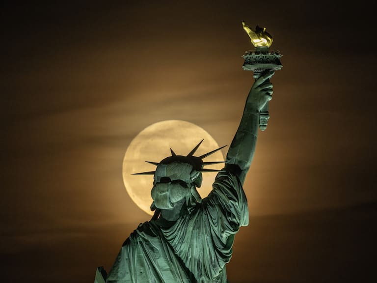 La Superluna Azul de agosto de 2023 vista desde la estatua de la libertad de Nueva York.