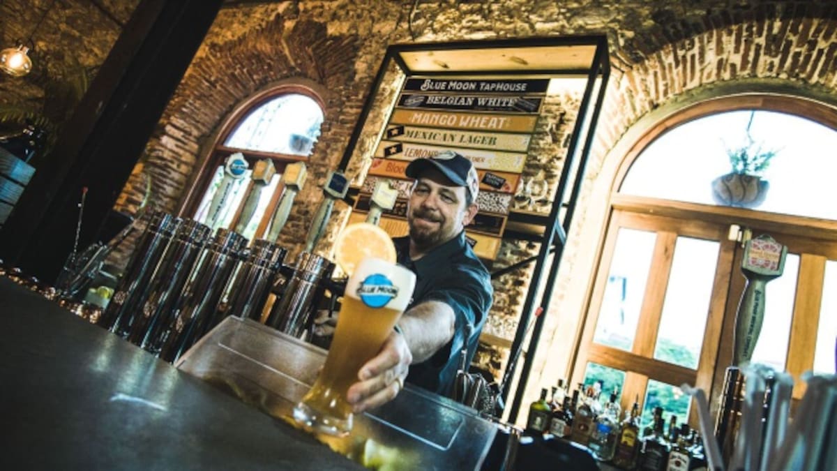 Apertura Blue Moon Tap House