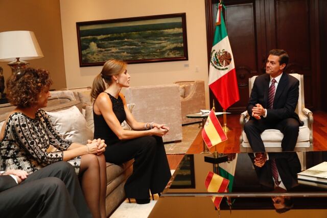 La reina en un encuentro con el presidente de México y la ministra de Sanidad.