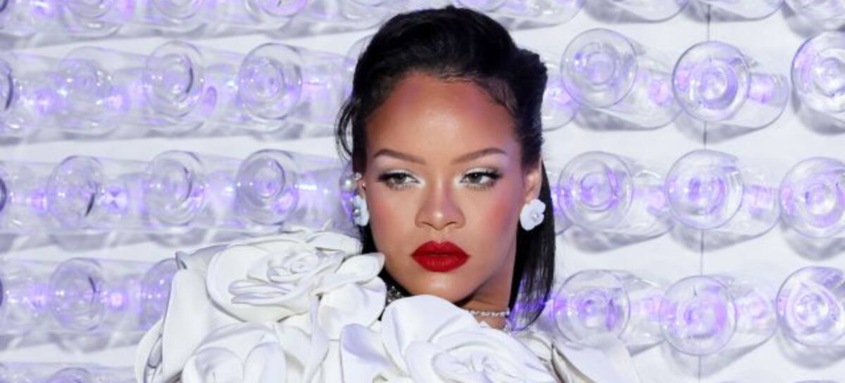 A Rihanna por poco se le escapa una boob de su apretado escote (FOTOS)