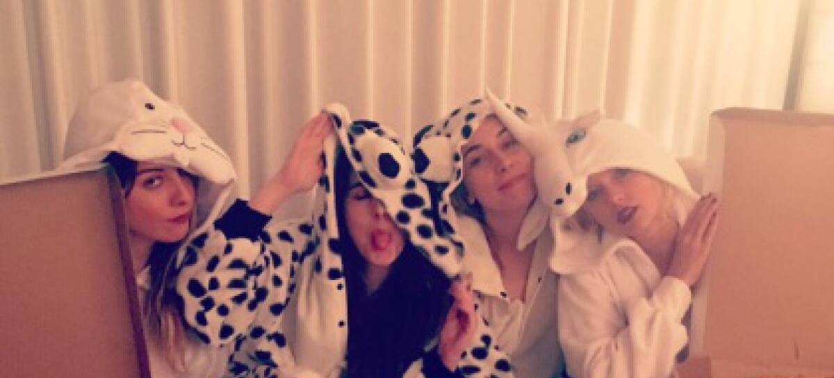 Taylor swift se viste de vaca y come pizza con amigas