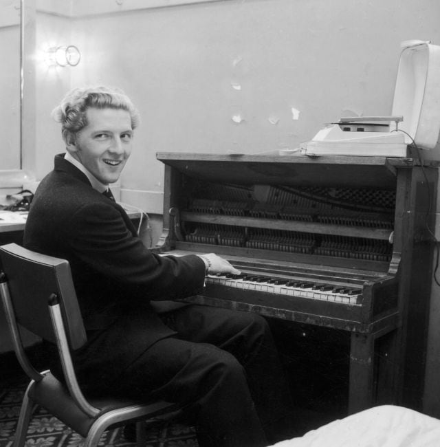 Jerry Lee Lewis tocando el piano en su juventud.