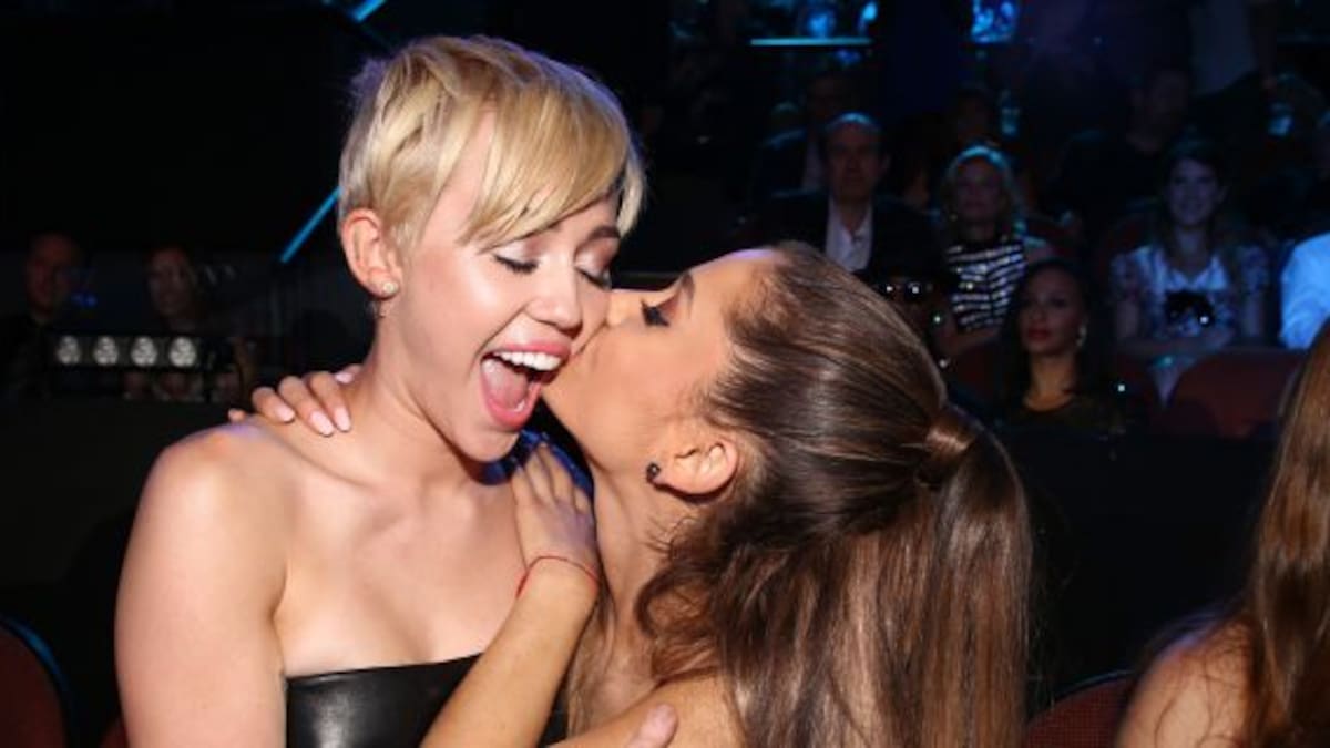 Ariana Grande y Miley Cyrus cantan juntas