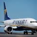 La UE acuerda permitir que las aerolíneas cobren por el equipaje de mano, pese a la oposición de España