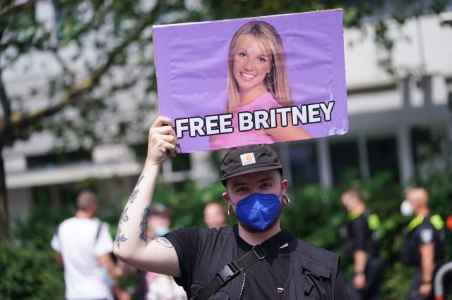 Un manifestante pide que Britney Spears sea liberada de la tutela legal de su padre con el mensaje Free Britney.