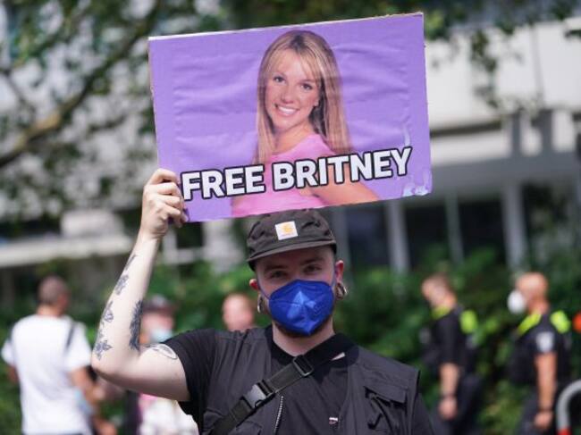 Un manifestante pide que Britney Spears sea liberada de la tutela legal de su padre con el mensaje Free Britney.