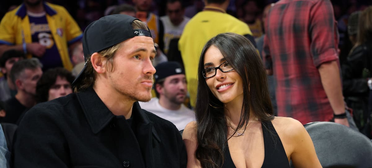 Justin Herbert y Madison Beer, en un partido de baloncesto entre Los Angeles Lakers y Minnesota Timberwolves, en 2025.