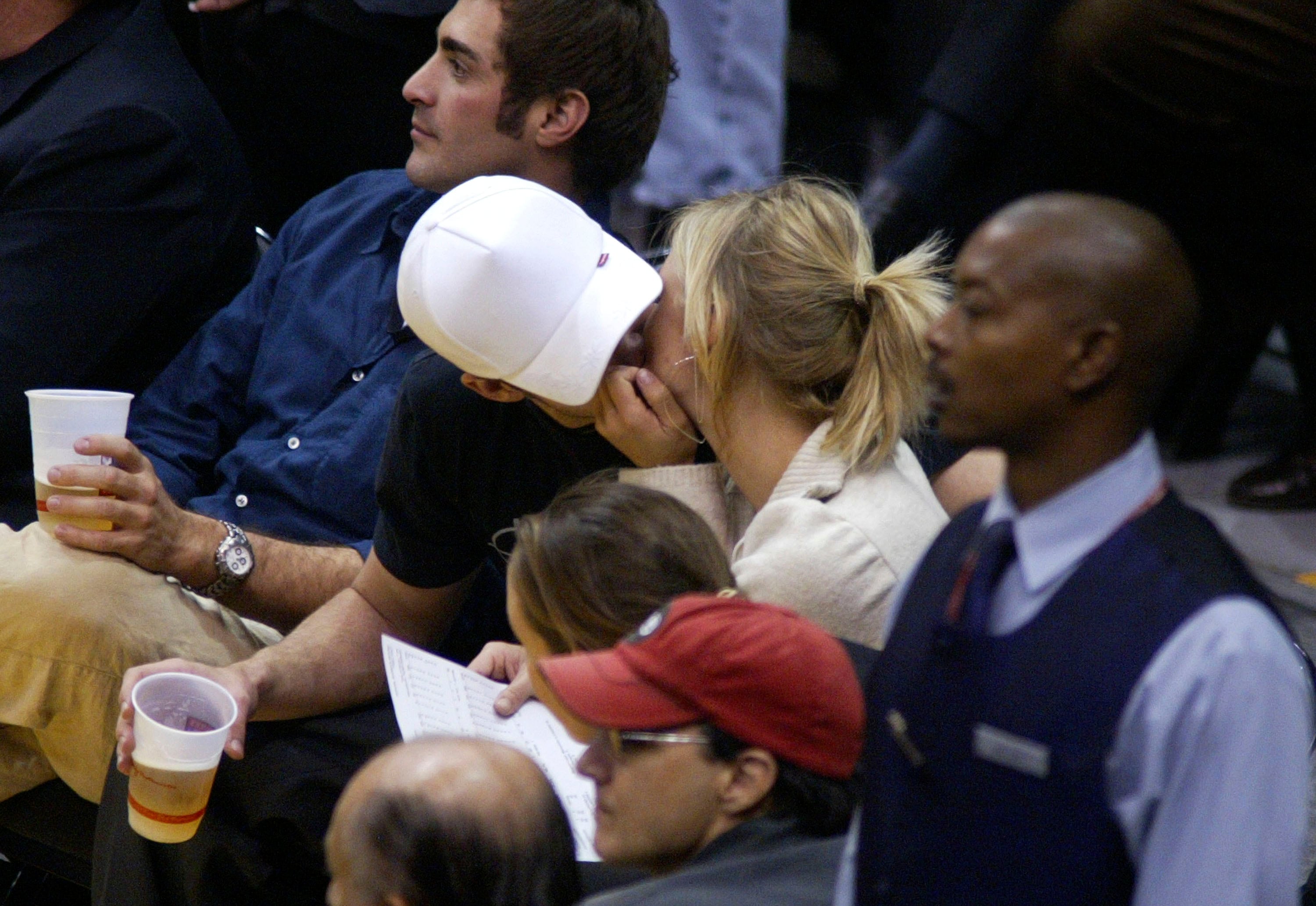 Justin Timerlake y Cameron Diaz en un partido de baloncesto en Los Ángeles en 2003