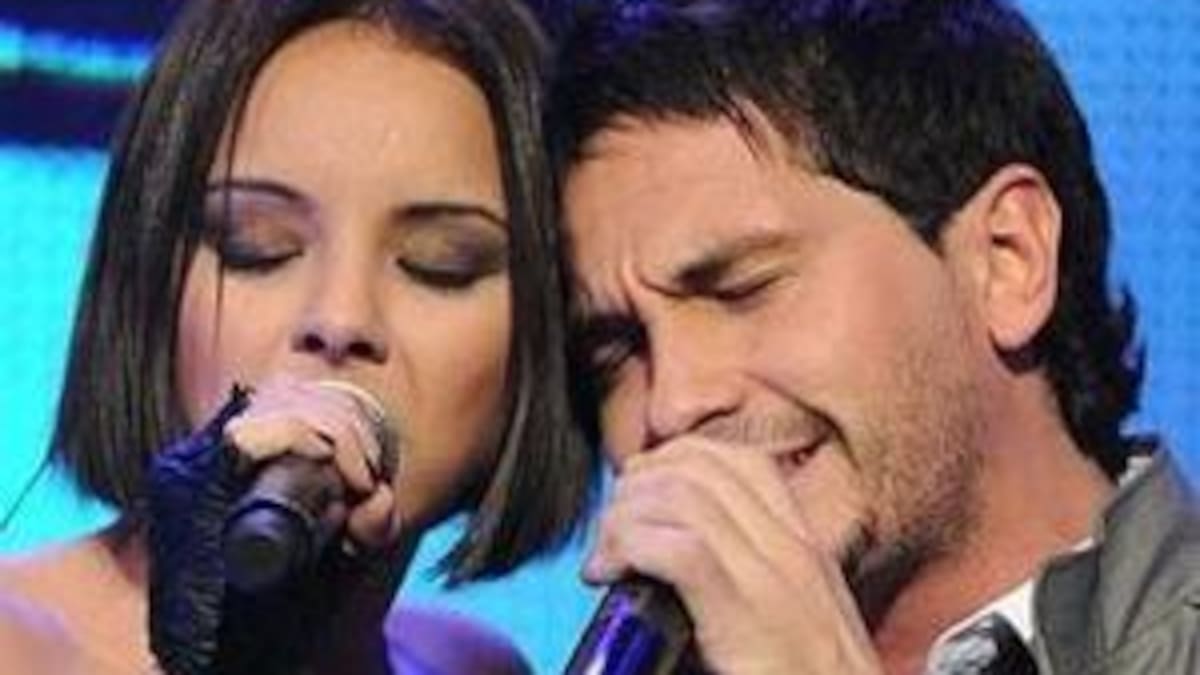 Chenoa y David DeMaria sellan su amor con un apasionado beso