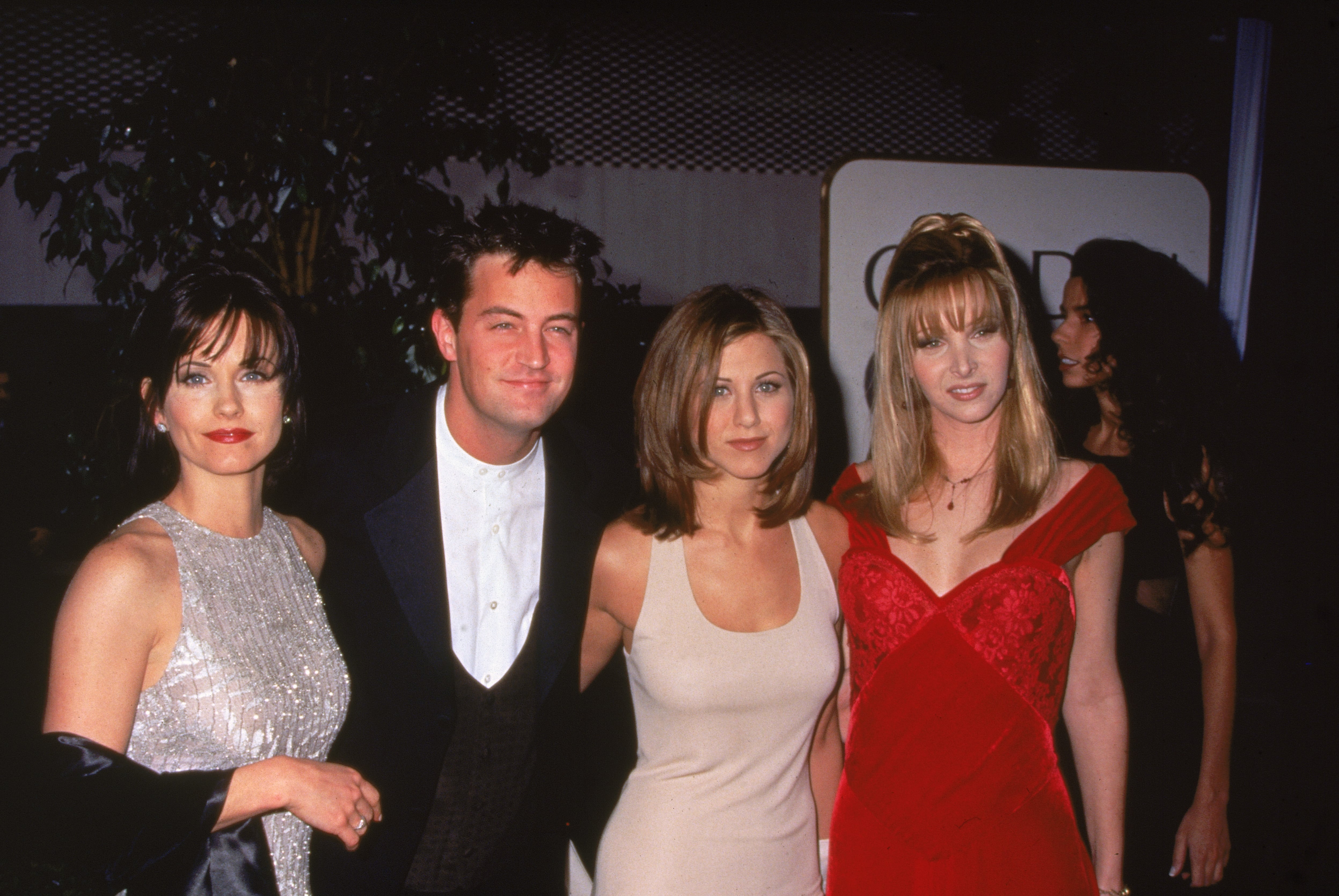 Courteney Cox, Matthew Perry, Jennifer Aniston, y Lisa Kudrow en los Globos de Oro de 1996
