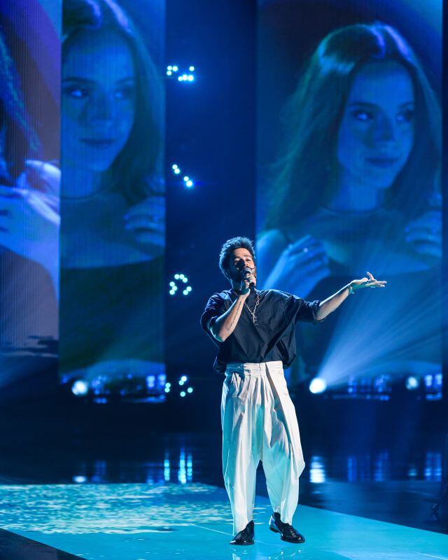 Camil cantó en los Premios Juventud con su mujer de fondo.