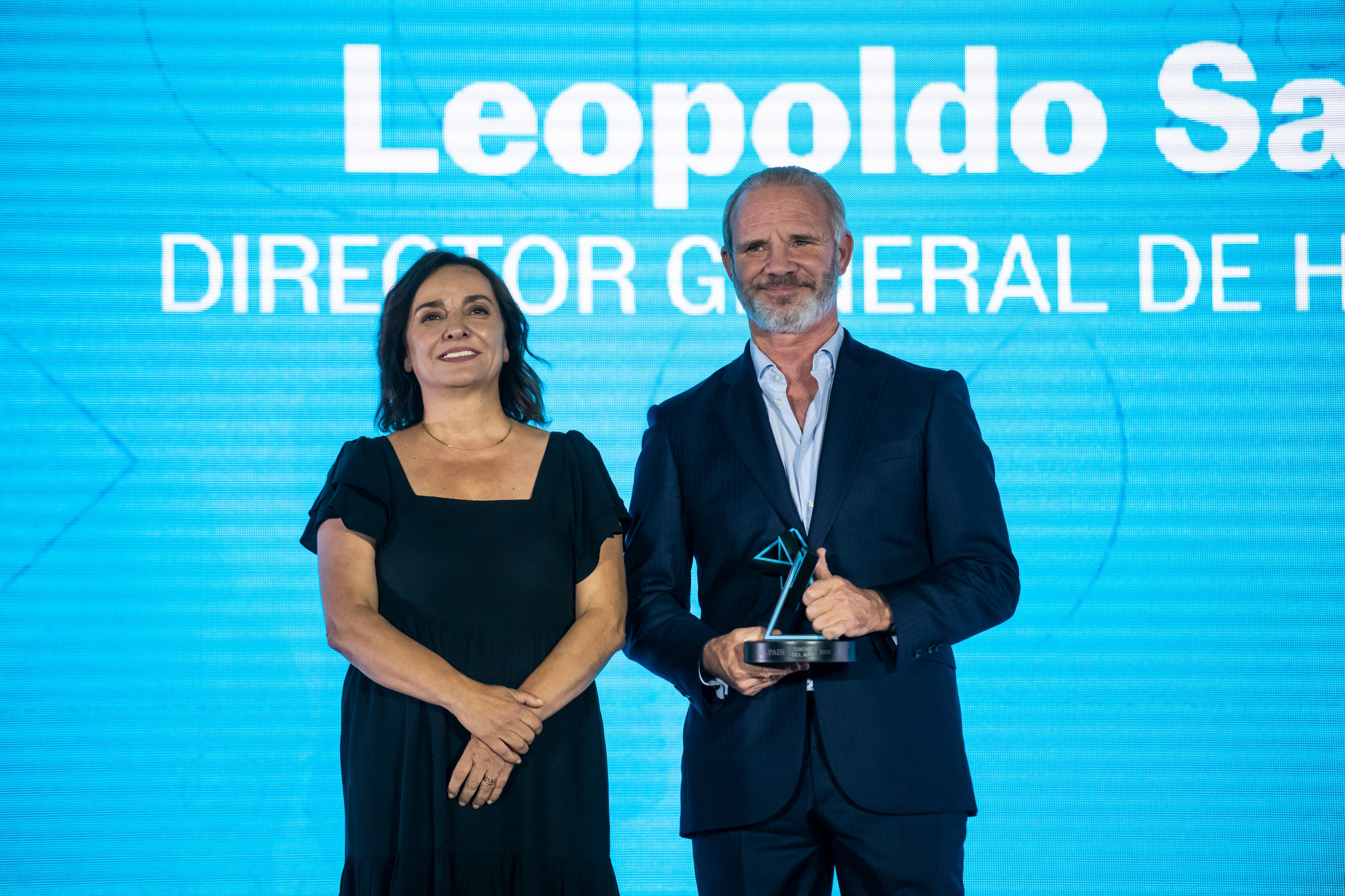 Pepa Bueno, directora de El País, entregó el premio a Leopoldo Satrustegui, director general de Hyundai España.