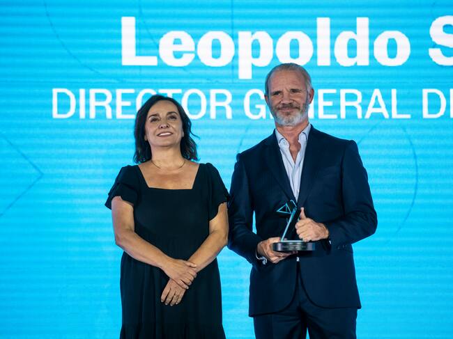Pepa Bueno, directora de El País, entregó el premio a Leopoldo Satrustegui, director general de Hyundai España.