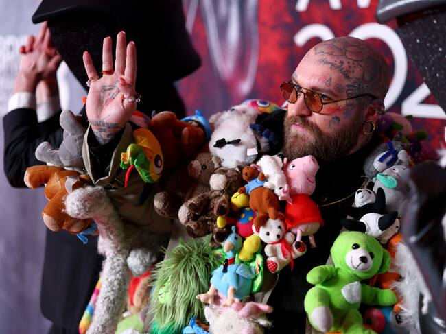 Teddy Swims, totalmente achuchable con su look de peluches en la alfombra roja de los premios Brit 2025