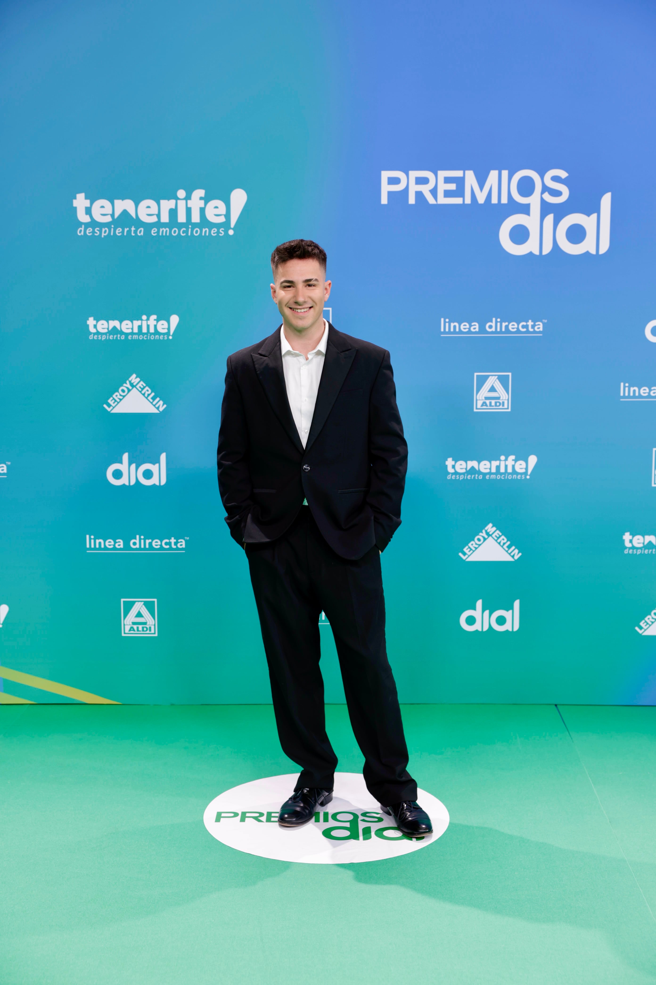 Un día esquiando escuchó el anuncio de los Premios Dial y dijo que quería estar ahí. Su fandom se puso manos a la obra y cómo para no cumplir sus deseos. En la alfombra verde se le escapó una de las sorpresas de la noche, iba a cantar con Leire Martínez para la que tuvo palabras de cariño.