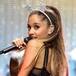Ariana besó a su novio en medio del show