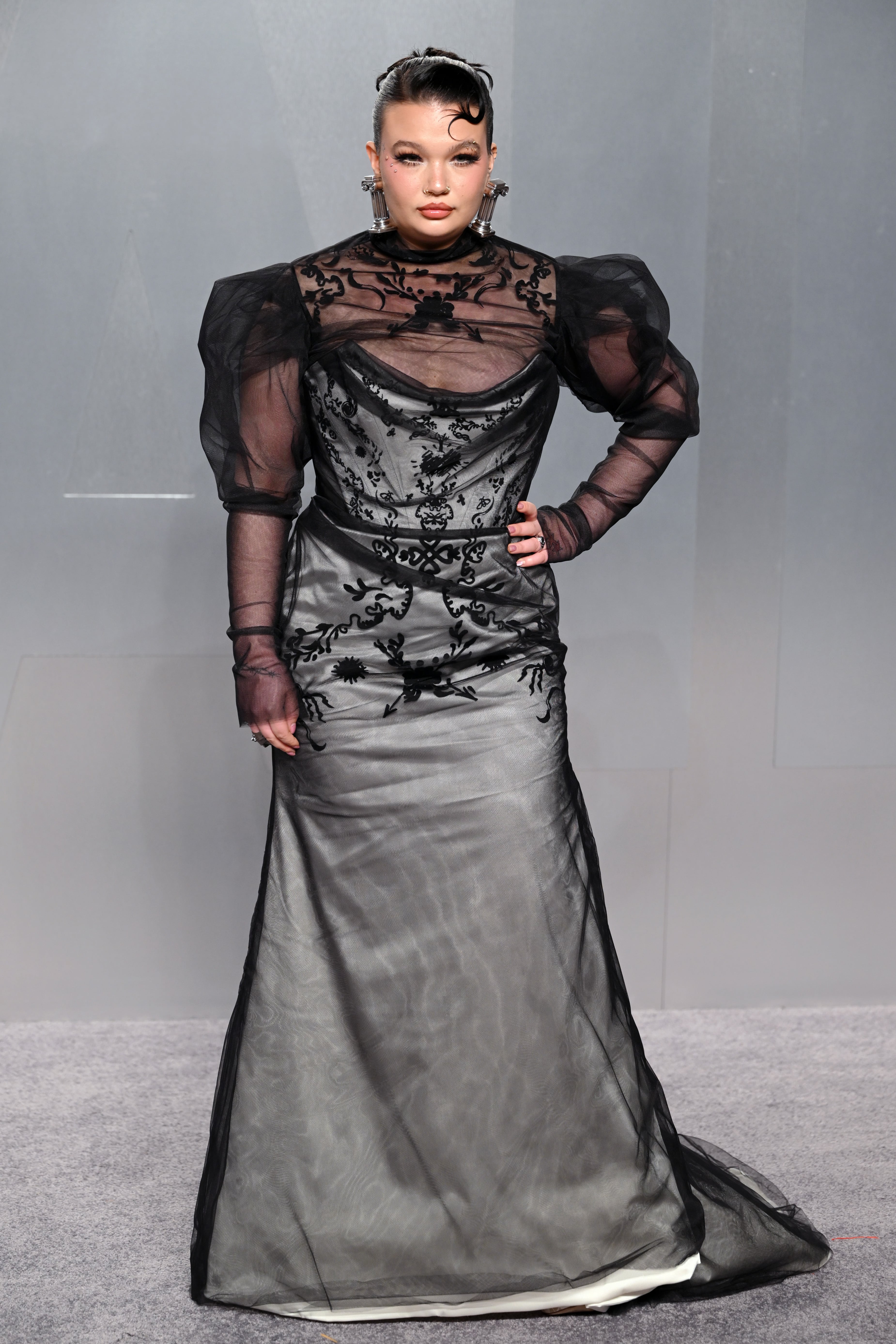 Para Lola Young ha sido la primera vez y ha apostado por una superposición de capas, la de abajo blanca y la de arriba transparente en color negro que le aportaba un toque muy gótico.