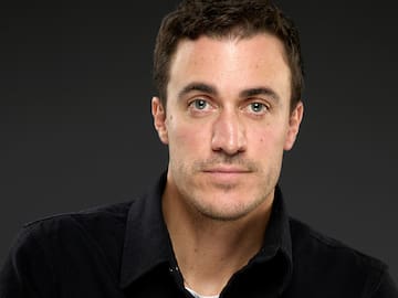 ‘Un juramento escarlata’, el romantasy de Adriano Moreno con guiños a Lady Gaga y Rosalía: “No hay dragones, hadas ni vampiros. Este es mi mundo”