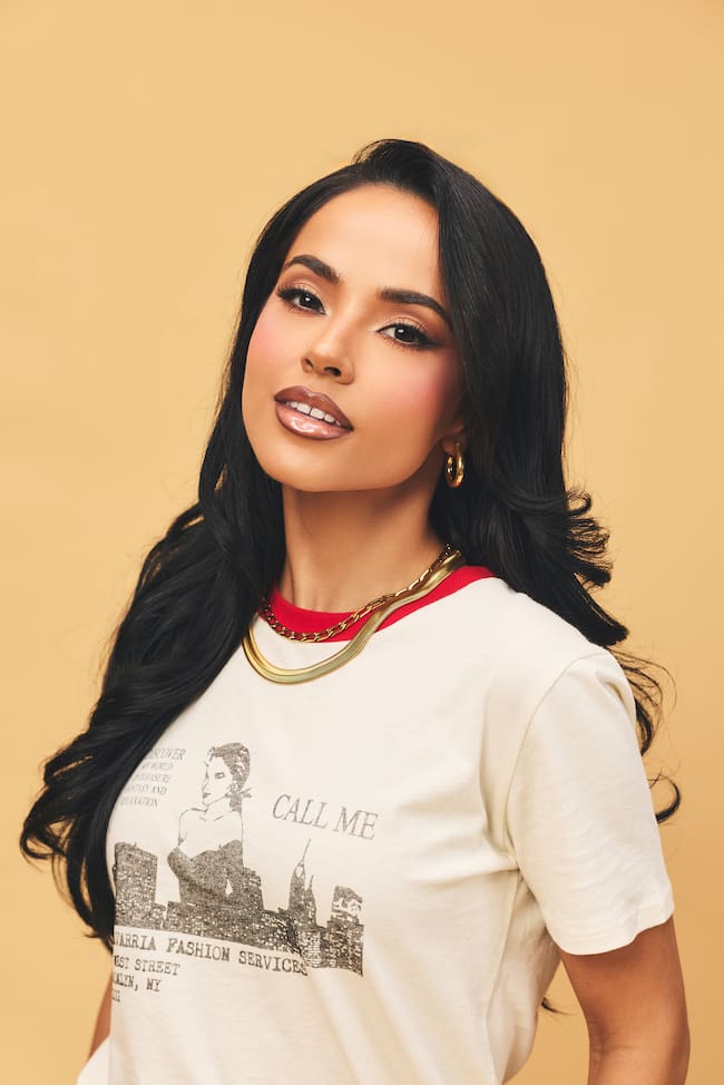 Becky G en una foto promocional