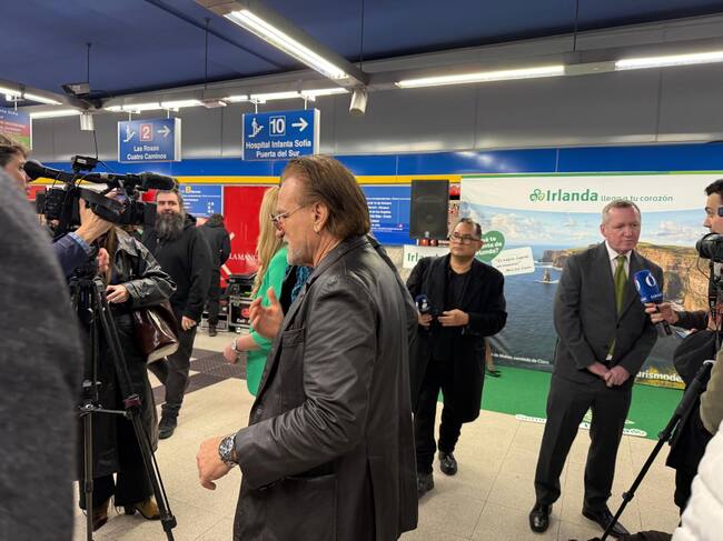 El imitador de Bono, Pavel Sfera, retratado en el Metro de Madrid para dar un concierto sorpresa con motivo de la Semana de Irlanda.