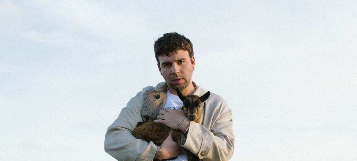 Quevedo en el videoclip de 'Ni Borracho'