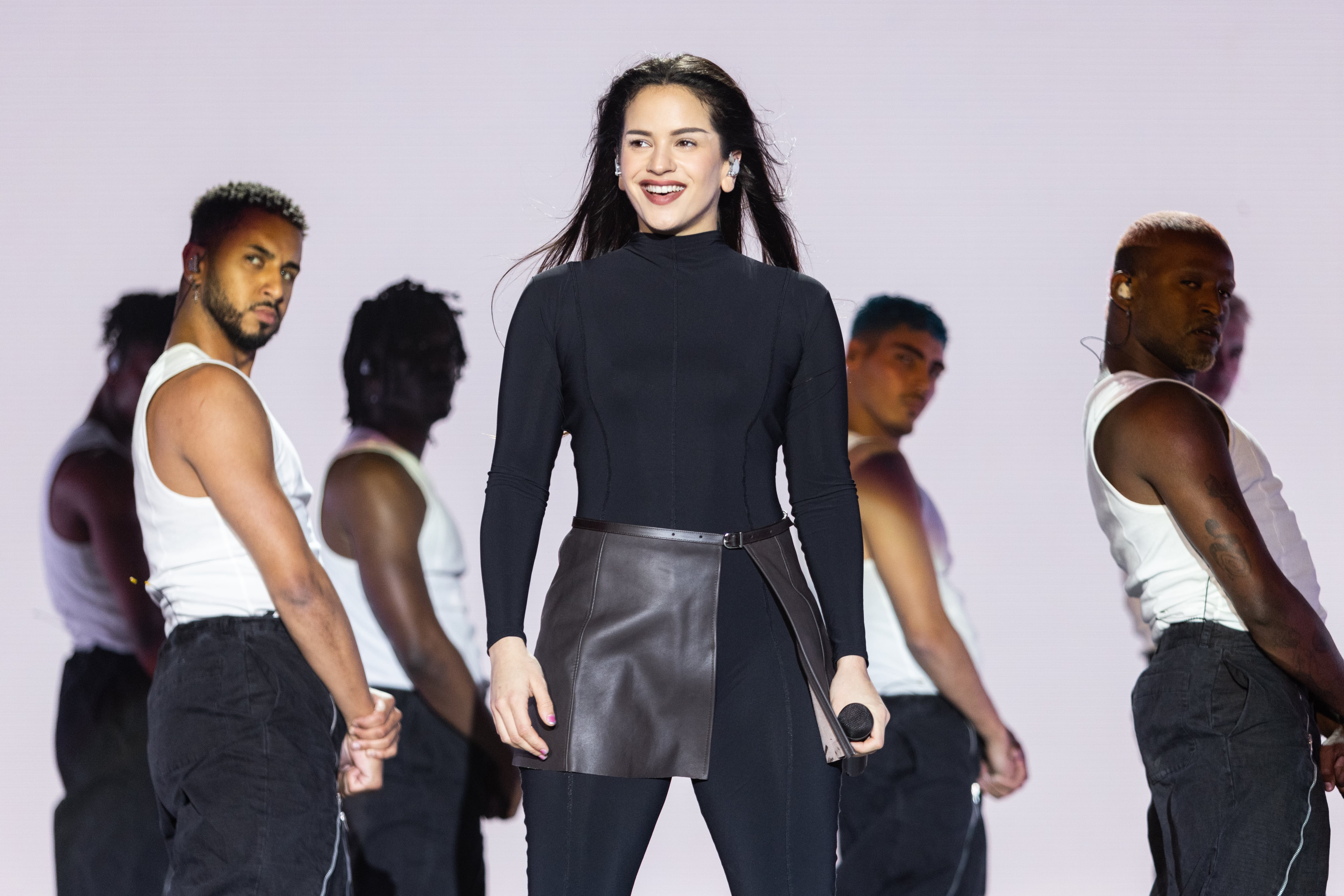 Rosalía junto a sus bailarines durante su actuación en el Primavera Sound de Madrid