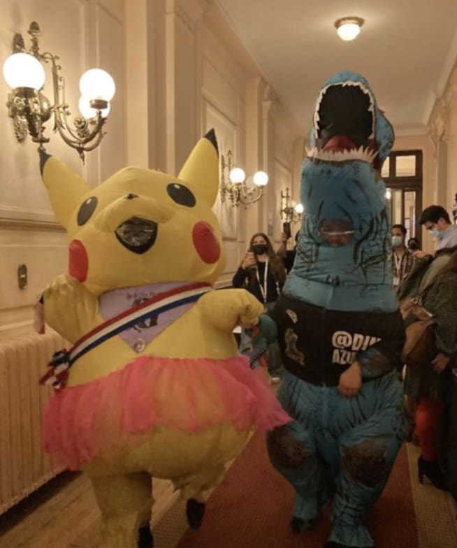Tía Pikachu. Congresista se disfraza de Pikachu para reunión constituyente