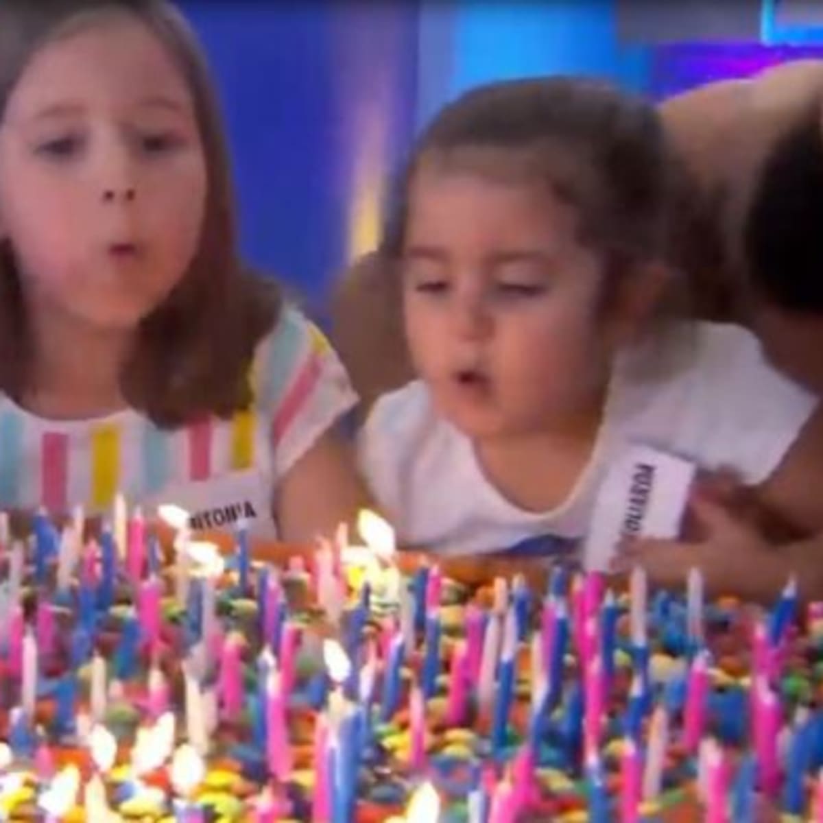 Las niñas del pastel apagan juntas 500 velas