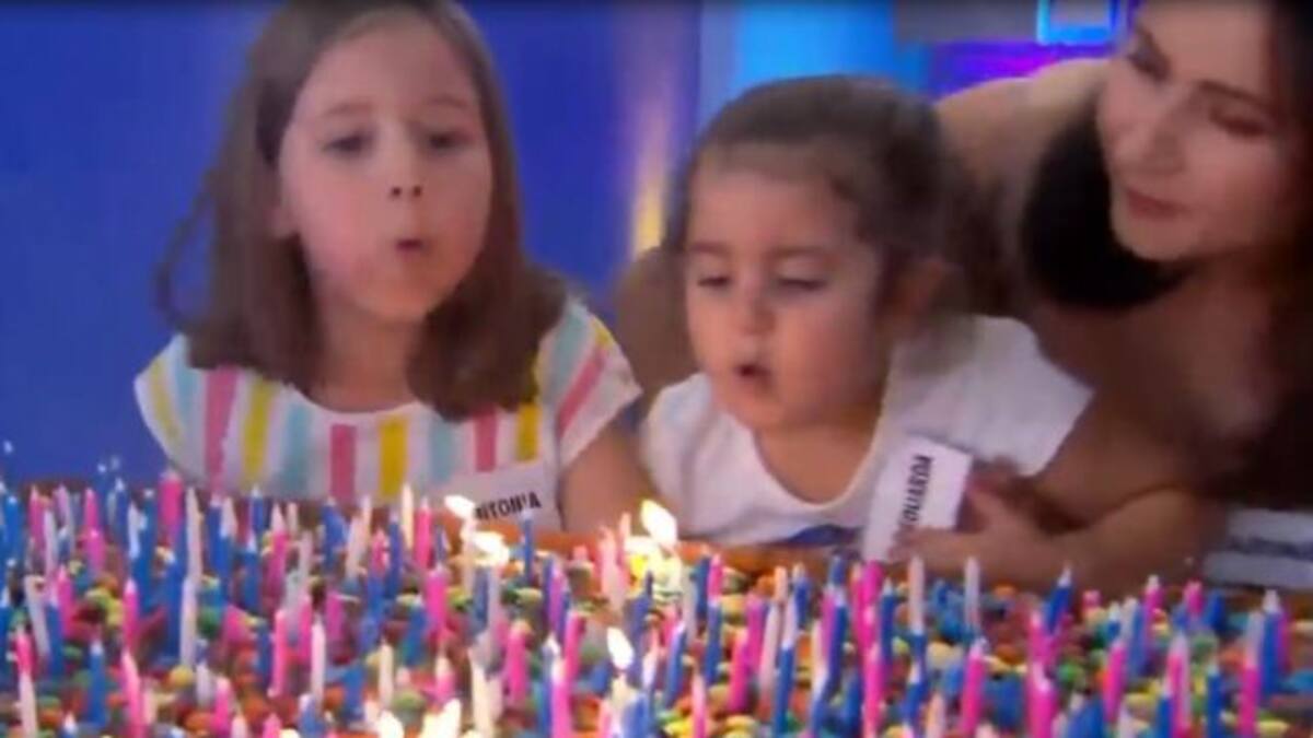 Las niñas del pastel apagan juntas 500 velas