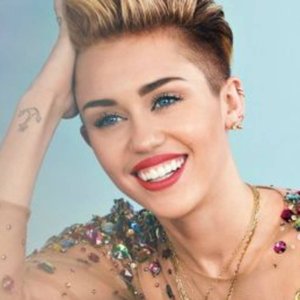 ¿Miley Cyrus de novia con una modelo de Victoria’s Secret?