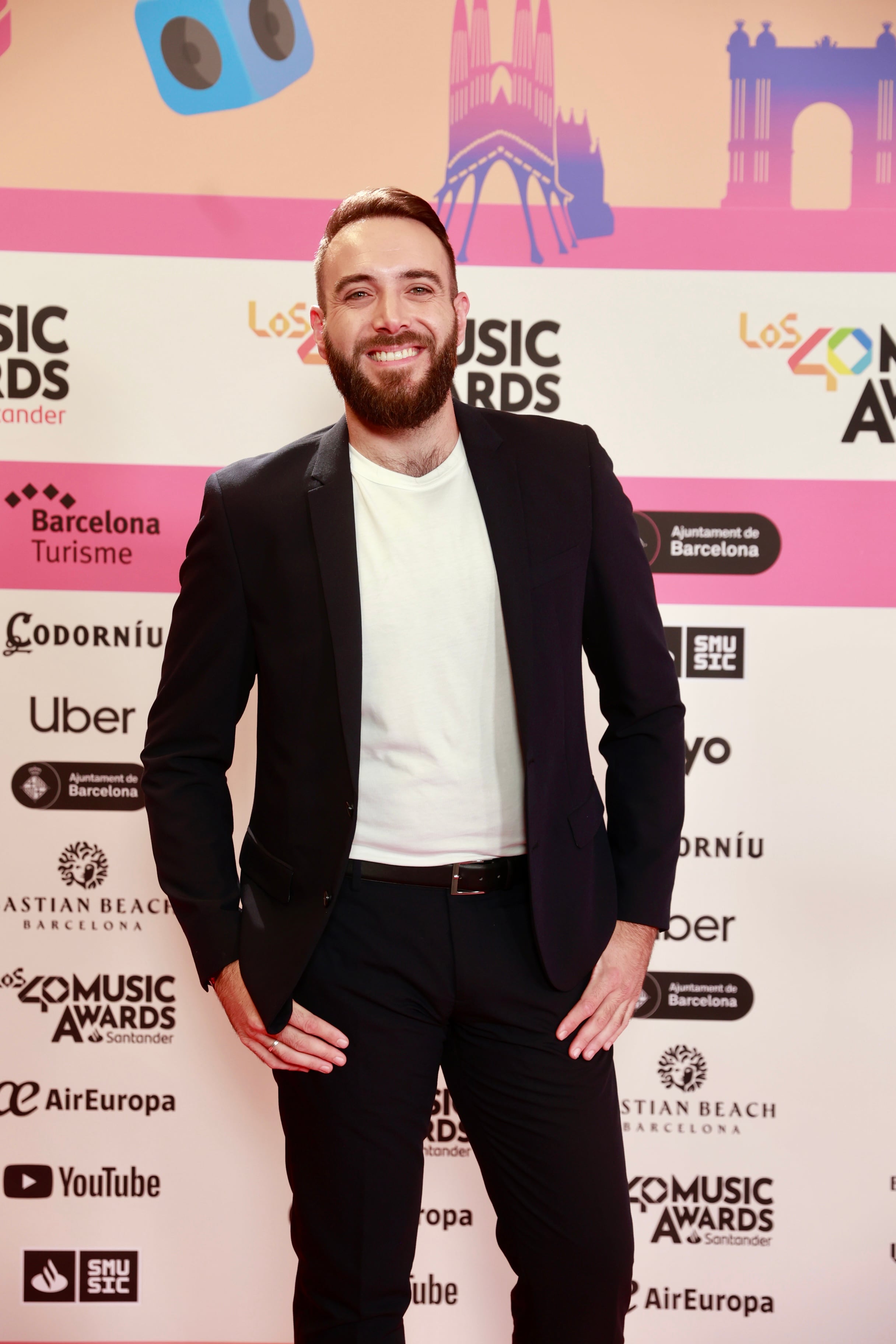 Félix Castillo ha decido apostar por una camiseta blanca y un traje de color negro. Un básico con el que siempre se acierta.