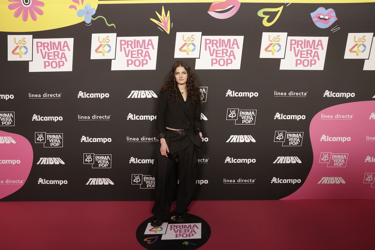 La cantante, Lucía de la Puerta, ha querido darle el toque a este clásico total black con el corte crop de la chaqueta.